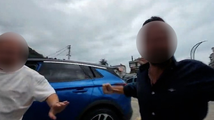 Öfkeyle kalkıp zararla oturdular: Otomobilden inip bisikletliye saldıranlara ders gibi ceza: Gelişmeler Takip