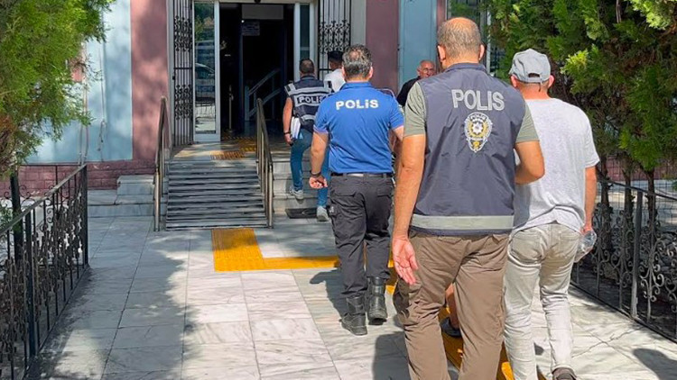 Son Gelişme: Balıkesir'de polis ve jandarma noktalarını WhatsApp grubundan paylaşan 7 şüpheli yakalandı