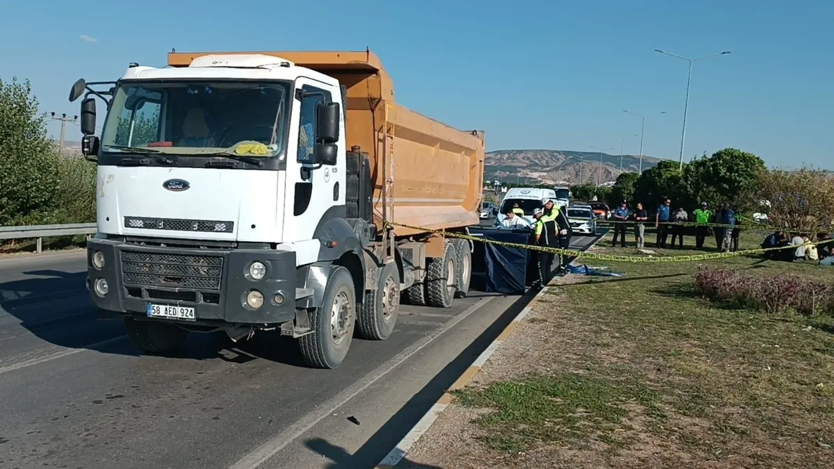 Ayrıntılar Netleşti: Kamyona çarpan motosiklet sürücüsü yaşamını yitirdi - Son Dakika Bilgileri
