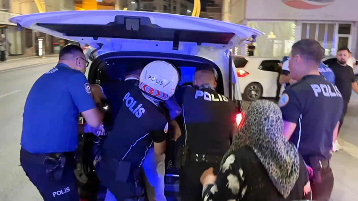 Aksaray’da ilginç anlar: Biri oynayarak diğeri zorla yakalanarak gözaltına sevk edildi!: Gelişmeler Takip Edil