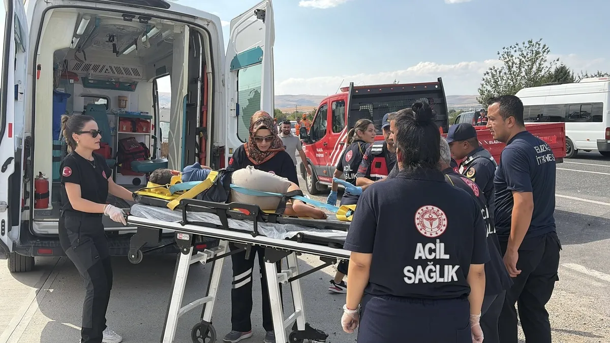 Ayrıntılar Netleşti: Elazığ'da feci kaza: Minibüs ile hafif ticari araç birbirine girdi! 7 yaralı | İşte Tüm A