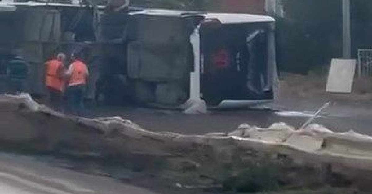 Gündemden Son Bilgiler: Servis otobüsü devrildi: 18 yaralı