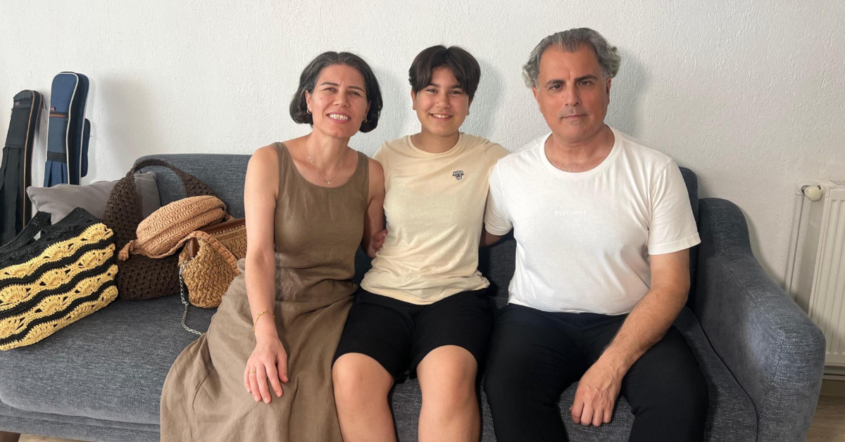 Kritik Açıklama: 17 yaşında görme kaybı yaşayan kadın, kızını doğururken görme yetisini tamamen kaybetti | İşt