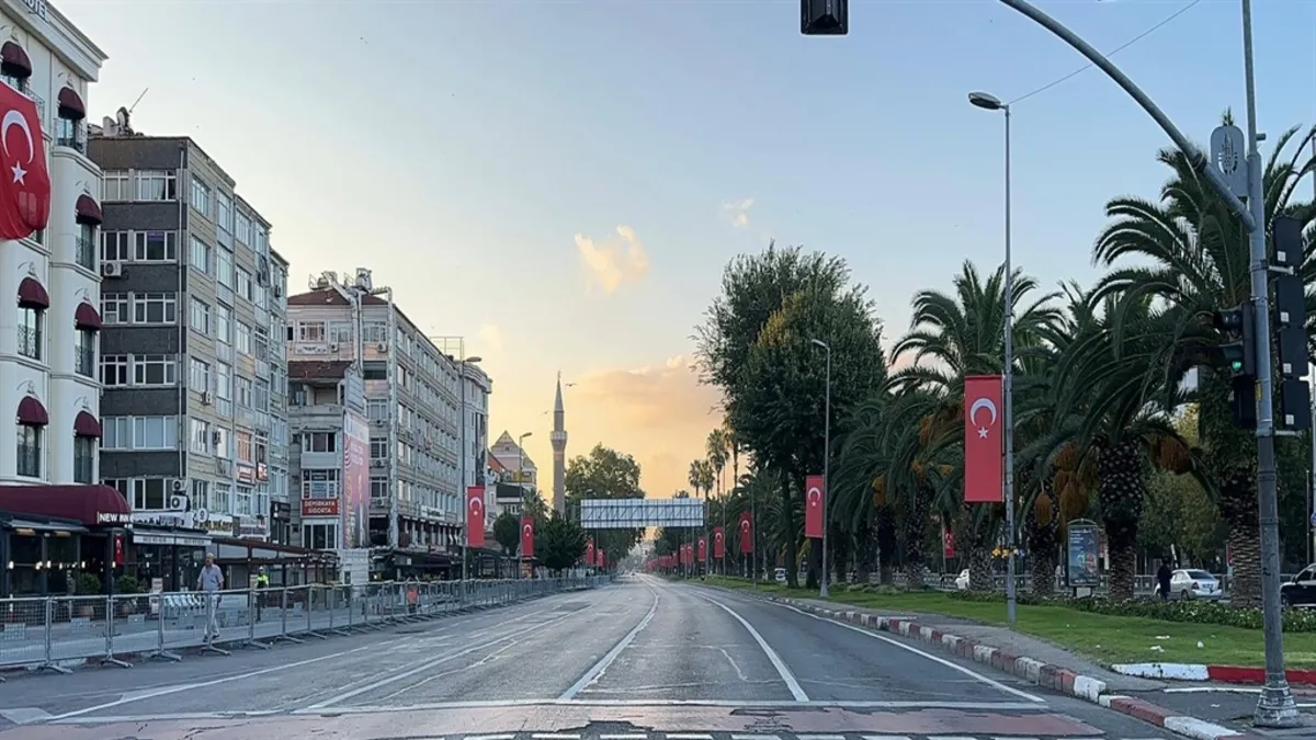 Kritik Açıklama: İstanbul'da 30 Ağustos Zafer Bayramı kutlamaları nedeniyle Vatan Caddesi trafiğe kapatıldı ve