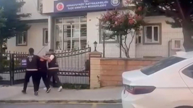 Kritik Açıklama: Arnavutköy'de iş yerine silahlı saldırı düzenleyen 2 şüpheli kameradan yakalandı: 1 tutuklama