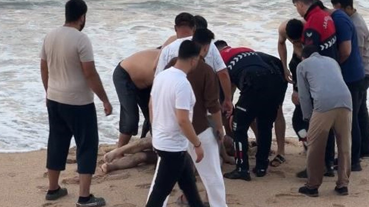 Gündemden Son Bilgiler: Kıyıda oturuyordu dalgalar yuttu! Karaburun'da 58 yaşındaki adam yaşamını yitirdi