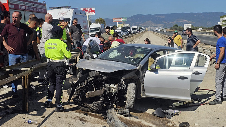 Gündemden Son Bilgiler: Bursa'da bariyerlere çarpıp refüje düşen otomobildeki 3 kişi yaralandı: Kaza kamerada