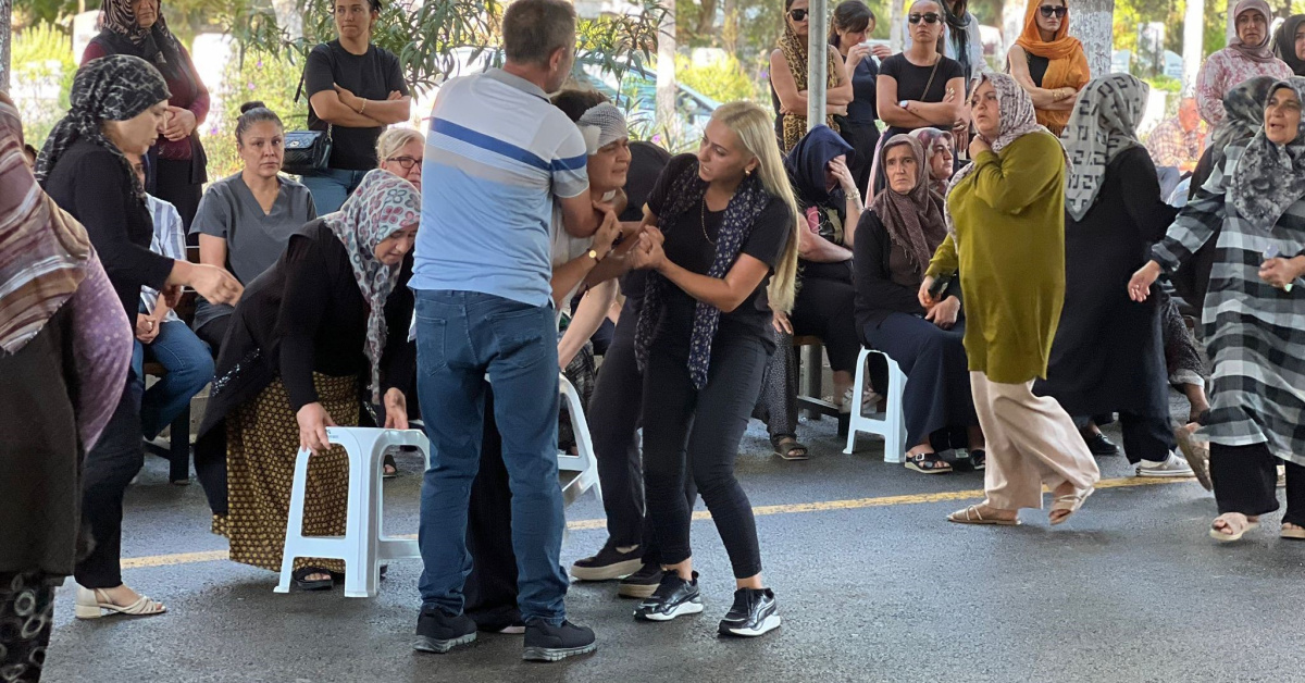 Kritik Açıklama: Can yeleğini çıkarıp kızına giydirdi, kendisi dalgalara kapıldı! - Son Dakika Bilgileri