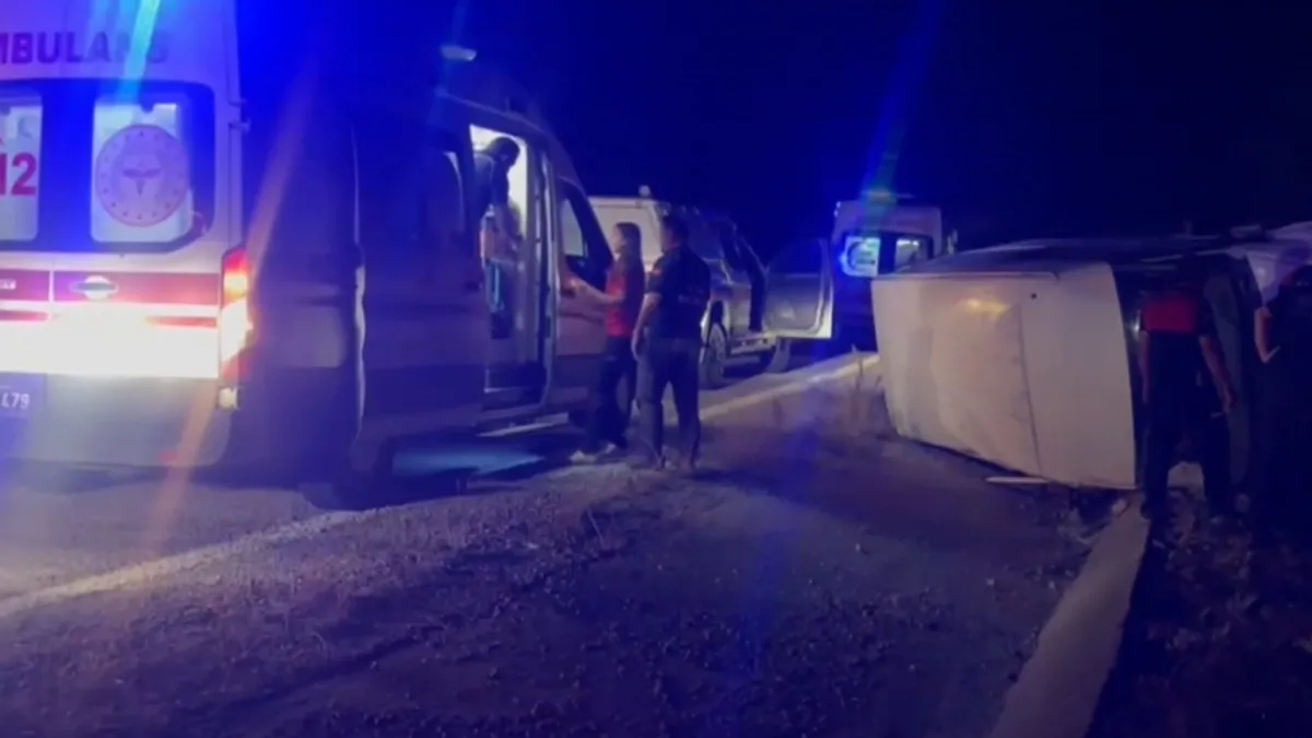 Gündemden Son Bilgiler: Erzincan’da bal yüklü minibüs devrildi: 3 yaralı: Gelişmeler Takip Ediliyor