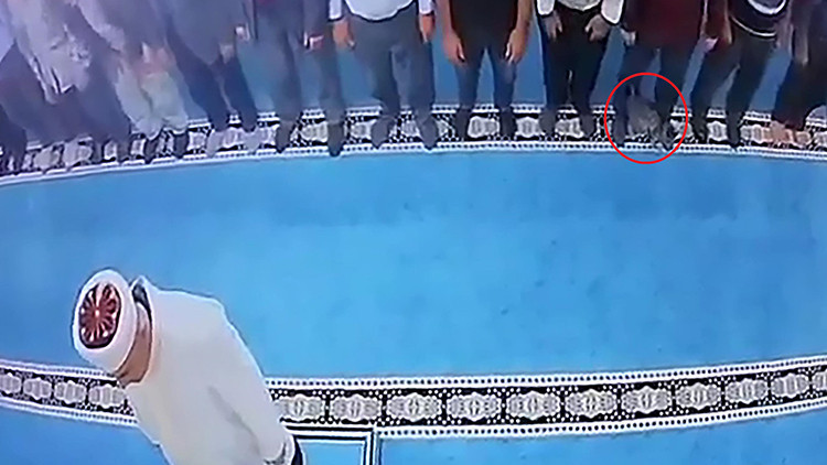 Sıcak Gündem: Camideki görüntü sosyal medyada infiale neden oldu: Kediyi tekmeleyip imamın kafasına atan kişi