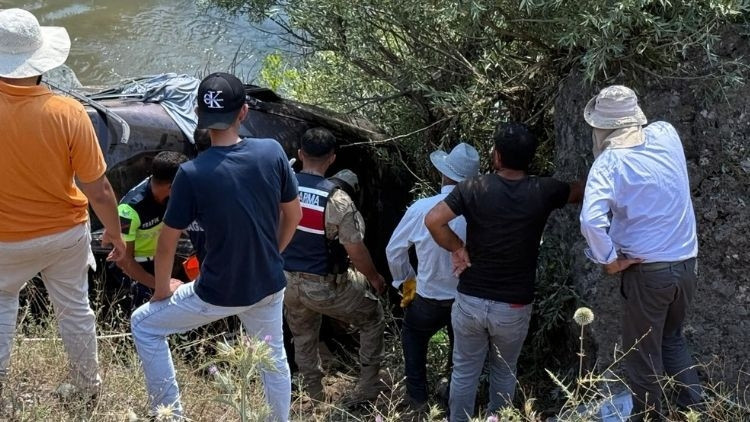 Son Gelişme: Bingöl’de otomobil dere yatağına devrildi… Ölü ve yaralılar var: Gelişmeler Takip Ediliyor
