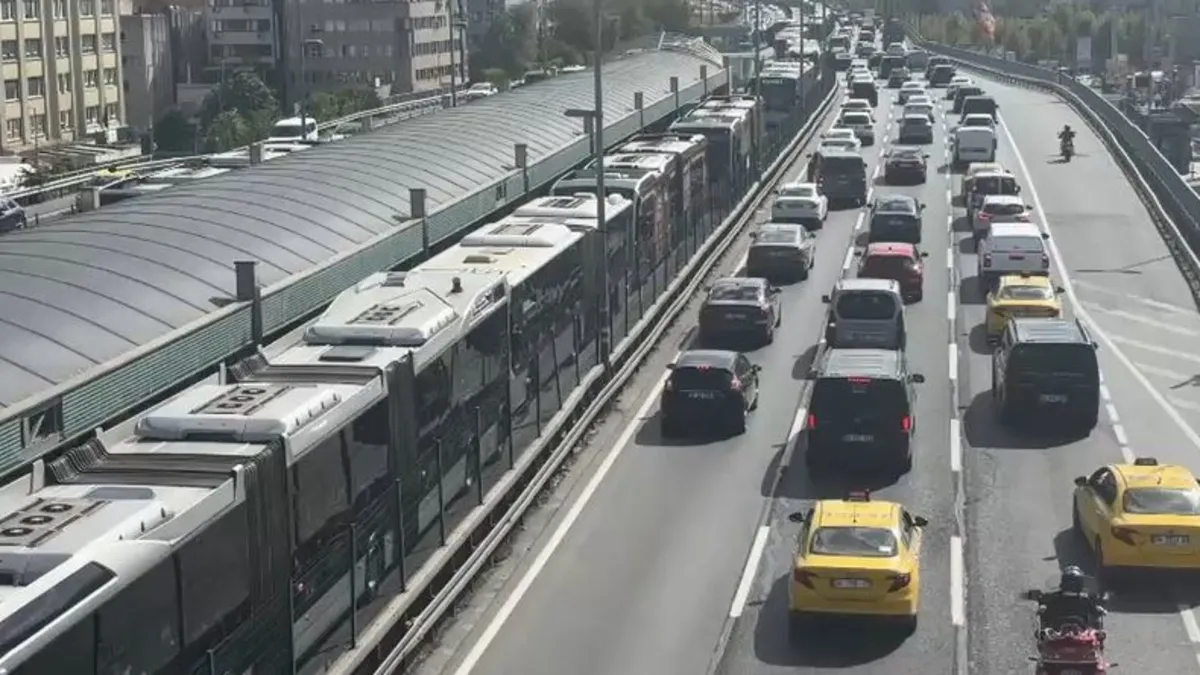 Kritik Açıklama: Metrobüs arızalanınca seferler aksadı! Yolcular mağdur oldu