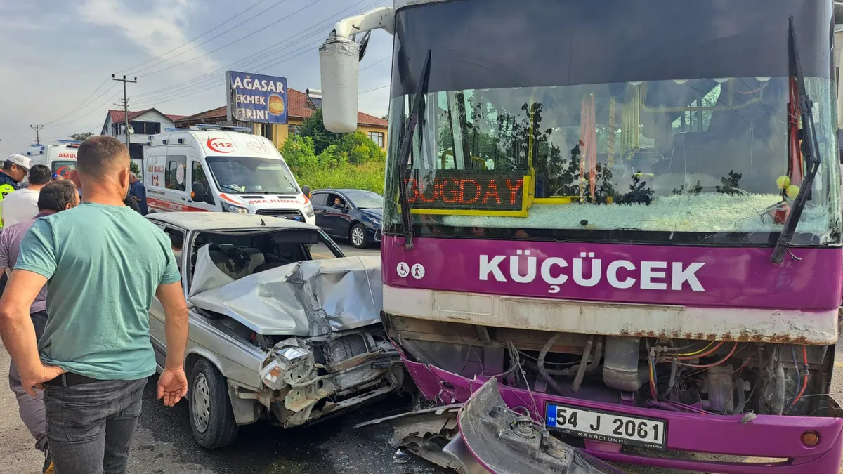 Kritik Açıklama: Sakarya'da korkutan kaza: Özel halk otobüsü ile otomobil kafa kafaya çarpıştı! 5 yaralı - Son