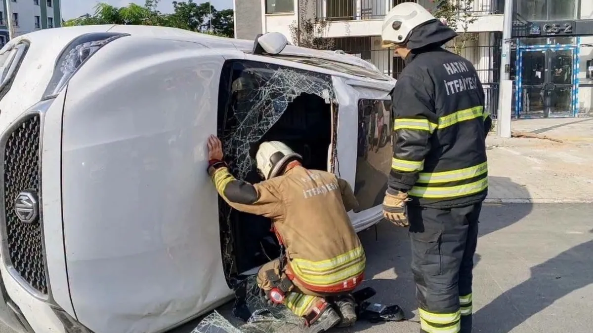 2 otomobil kavşakta çarpıştı: 2 yaralı - Son Dakika Bilgileri