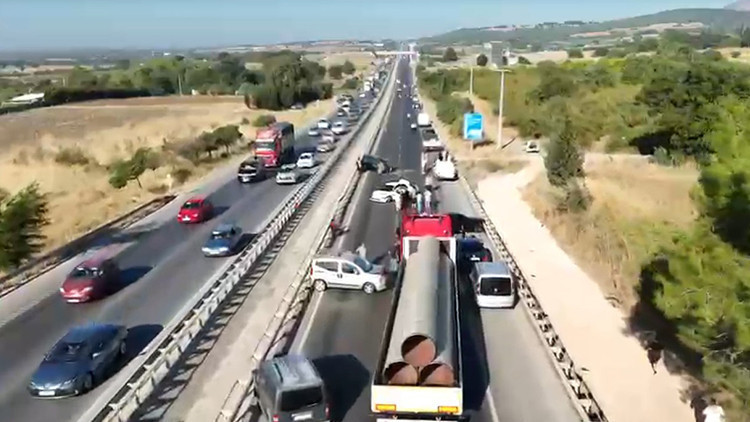 Bursa'da mazot dökülen yolda zincirleme kaza: 4 yaralı: Gelişmeler Takip Ediliyor