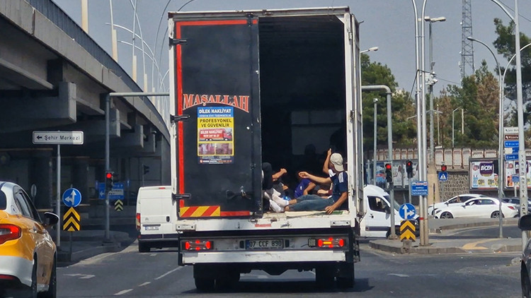 Son Gelişme: Kapısı açık nakliye kamyonetinin kasasında tehlikeli yolculuk kamerada ve Merak Edilenler