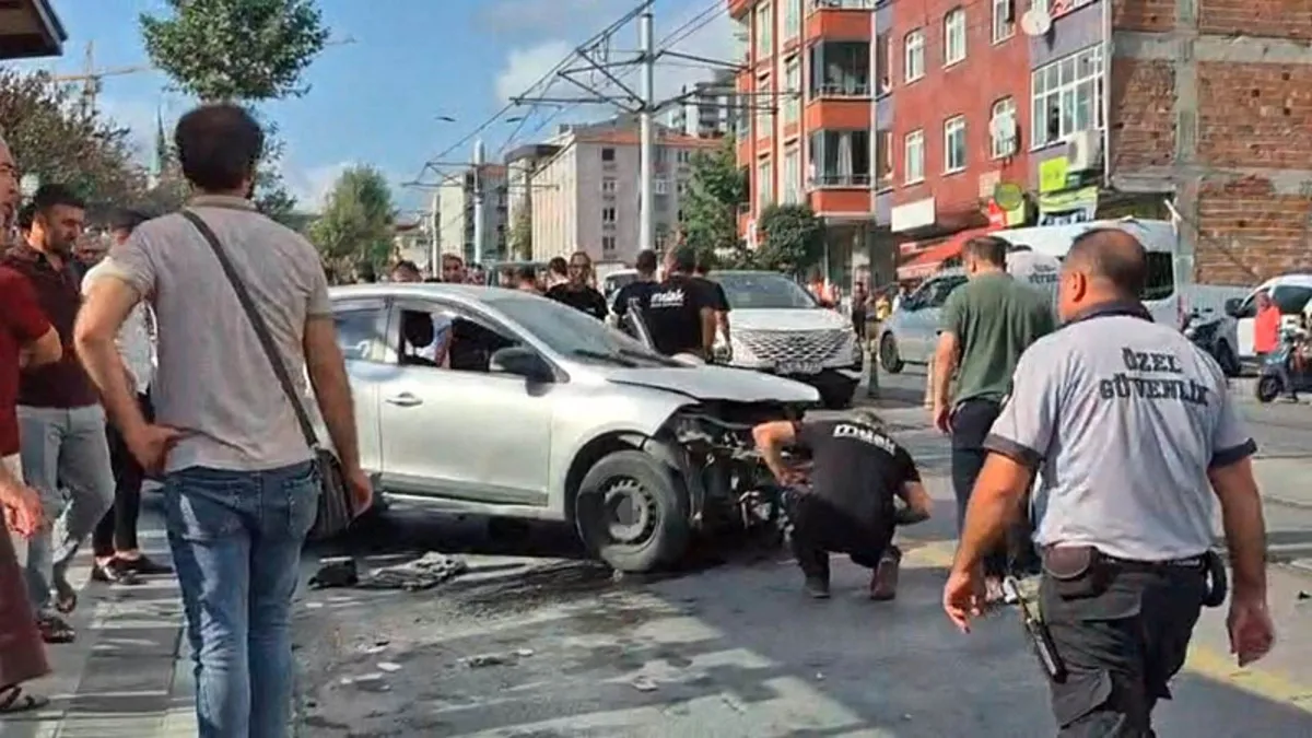 Ayrıntılar Netleşti: Güngören'de can pazarı! Otomobil durağa daldı: 2'si ağır 4 yaralı - Son Dakika Bilgileri