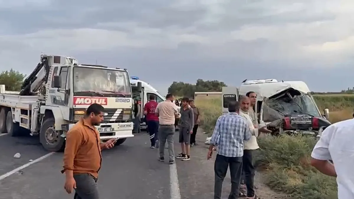 Sıcak Gündem: Şanlıurfa'da minibüs tahliye kanalına devrildi: 15 kişi yaralandı