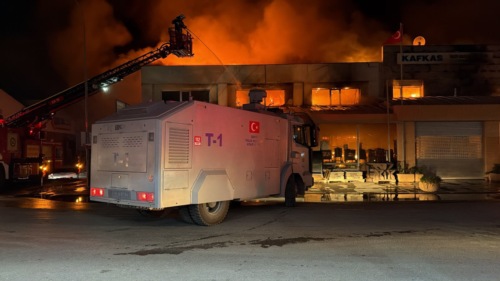 Ayrıntılar Netleşti: Eskişehir’deki korkutan yangın! TOMA da itfaiyeye destek verdi ve Merak Edilenler