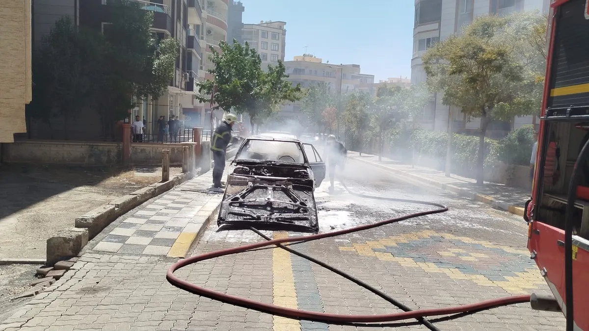 Korkutan anlar! Otomobil bir anda alev aldı: Gelişmeler Takip Ediliyor