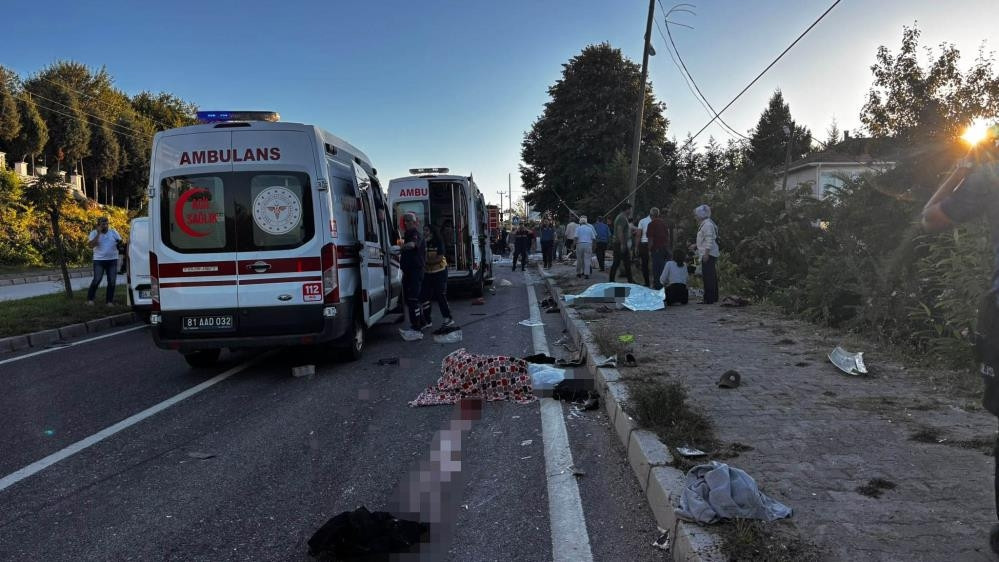 Ayrıntılar Netleşti: Düzce'de korkunç 'patpat' kazası: 4 ölü, 8 yaralı