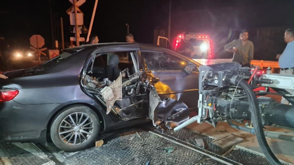 Ayrıntılar Netleşti: Zonguldak’ta yolcu treni otomobille çarpıştı: 5 yaralı - Son Dakika Bilgileri