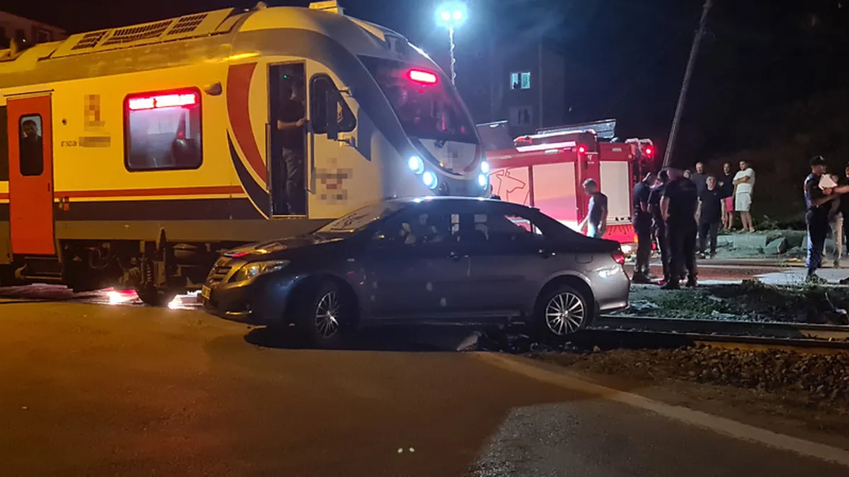 Ayrıntılar Netleşti: Zonguldak’ta yolcu treni otomobille çarpıştı: 5 yaralı - Son Dakika Bilgileri