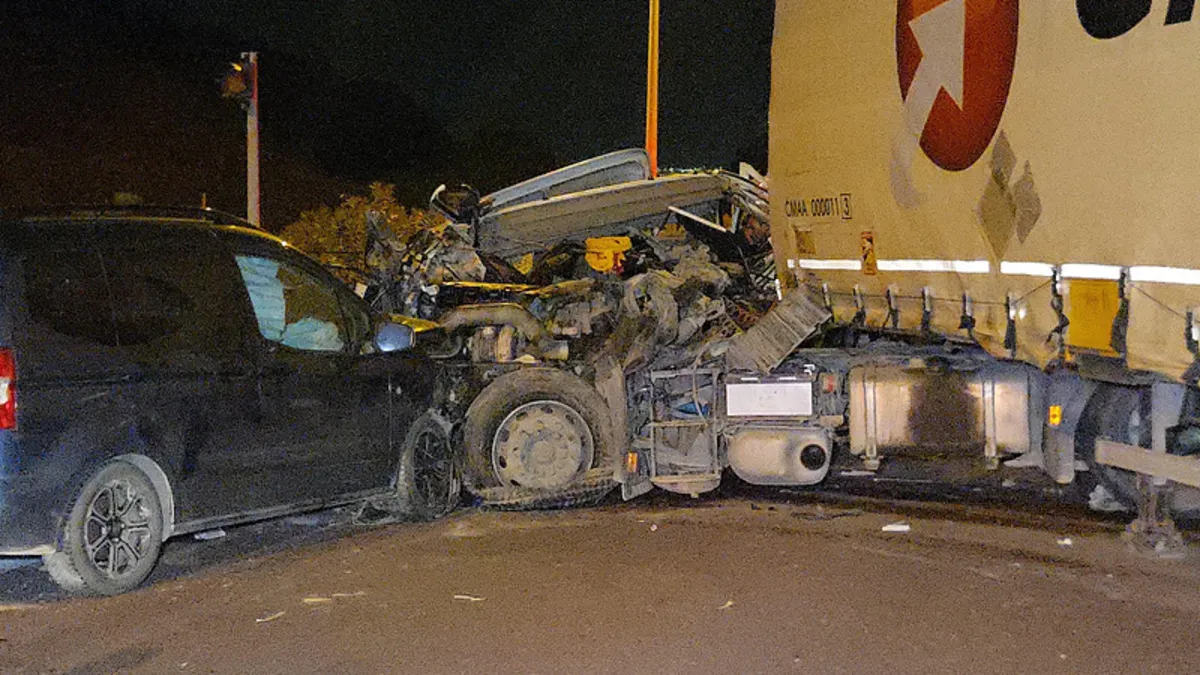 Bursa’da tır ile otomobil çarpıştı: 1 ölü, 7 yaralı!