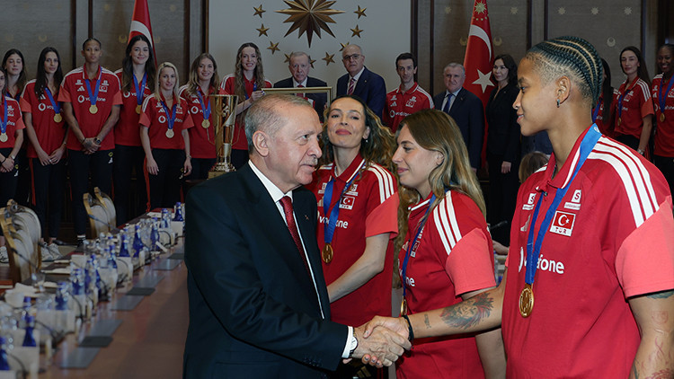 Cumhurbaşkanı Recep Tayyip Erdoğan, Avrupa Şampiyonu olan Filenin Sultanları'nı kabul etti - Son Dakika Bilgil