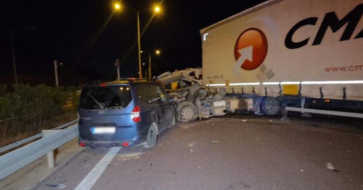Kritik Açıklama: Bursa'da 3 araç kazaya karıştı: 1 ölü, 7 yaralı ve Merak Edilenler
