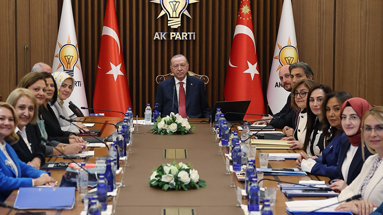Gündemden Son Bilgiler: Cumhurbaşkanı Erdoğan, kadın belediye başkanlarını kabul etti