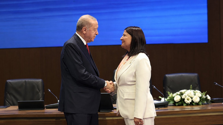 Sıcak Gündem: AK Parti'ye geçen Foça Belediye Başkanı Saniye Bora Fıçı'dan ilk değerlendirme: Memleket sevgisi