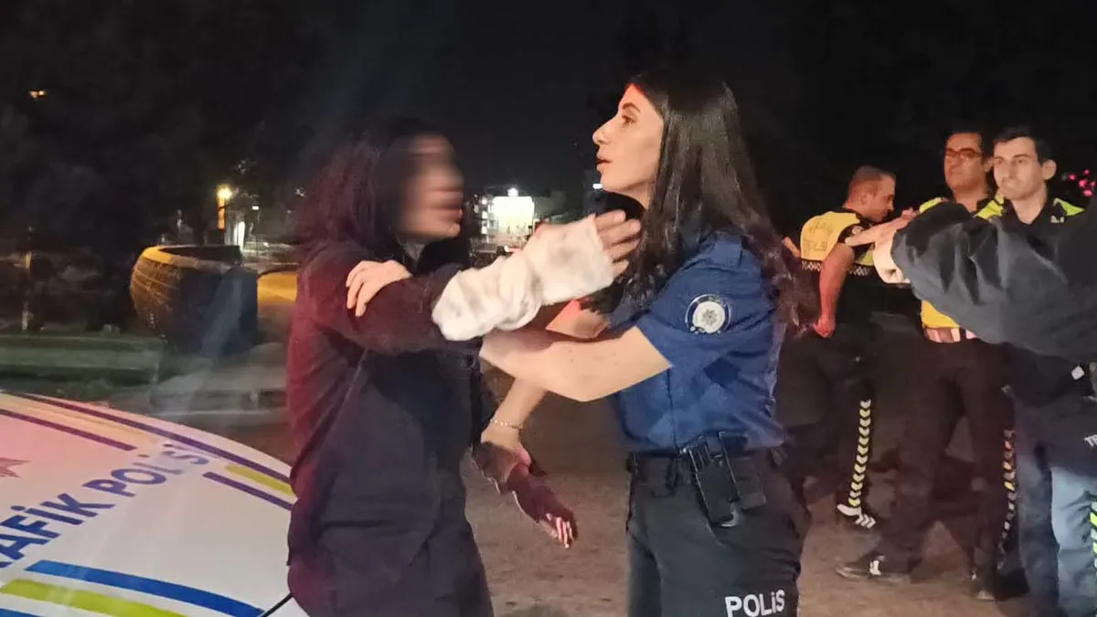 Son Gelişme: Bursa'da akılalmaz anlar: Polislere saldırdı, gazetecilere tükürdü! 'Sanatçıyım ben'