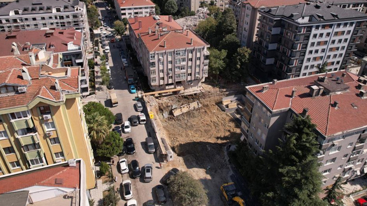 Gündemden Son Bilgiler: Bahçelievler'de 5 katlı binanın istinat duvarı çöktü, merdivenleri hasar gördü - Son D