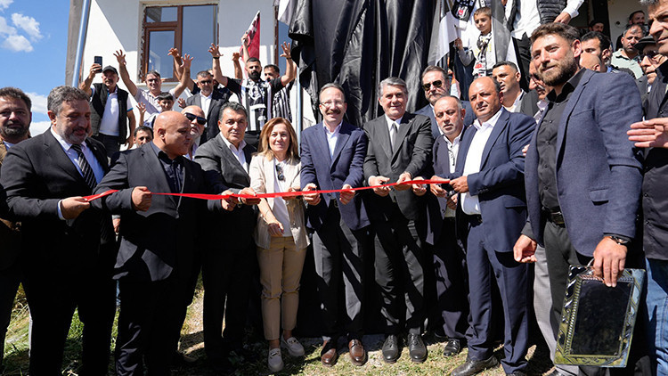 Serdal Adalı, Ardahan’ın Beşiktaş Köyü'nde kartal heykeli açtı: Gelişmeler Takip Ediliyor