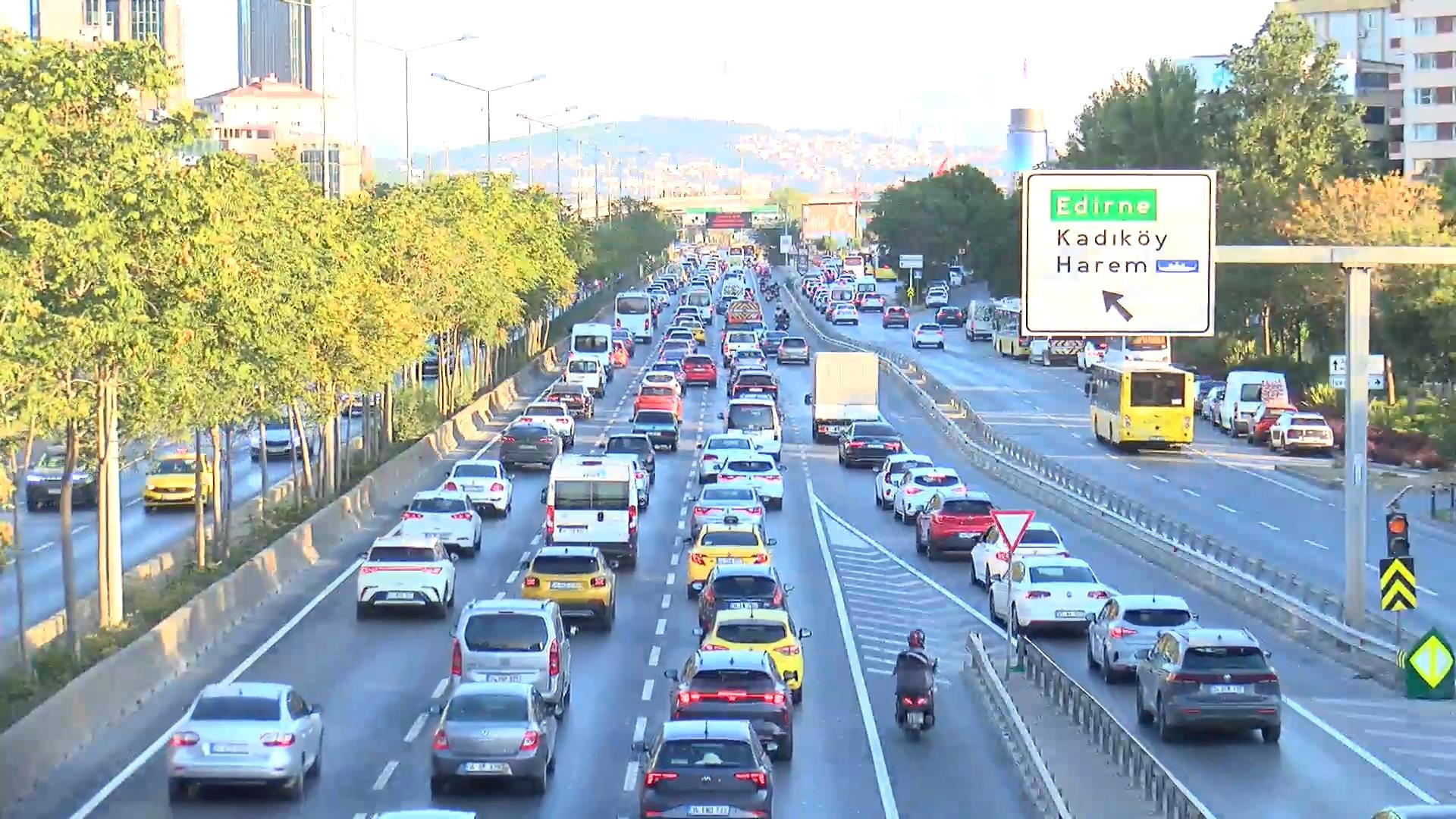 İstanbul'da trafik yoğunluğu! Günün erken saatlerinde resmen start aldı