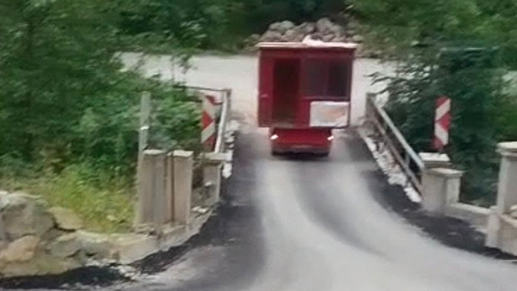 Gündemden Son Bilgiler: Karadeniz inadı işte böyle olur: Dik yokuşu kamyoneti geri geri sürerek çıktı! - Son D