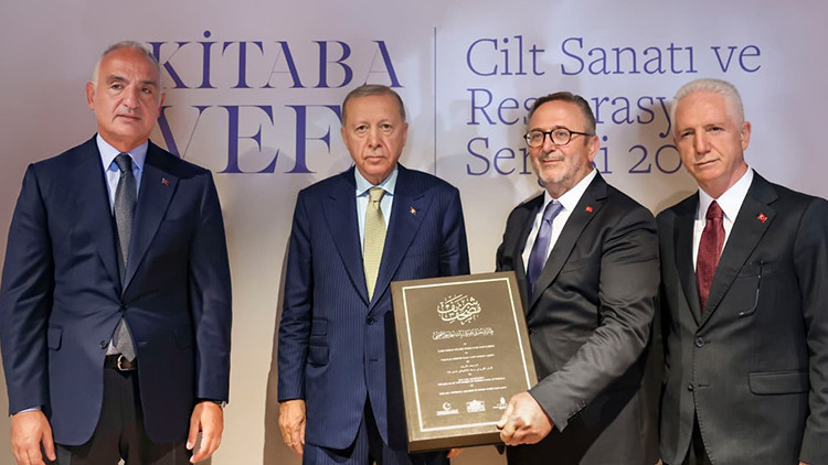 Kritik Açıklama: Asırlık emanet! Bakan Ersoy: Tarihi Taşlıcalı Hüseyin Paşa Camii Mushaf-ı Şerifi'nin tıpkıbas