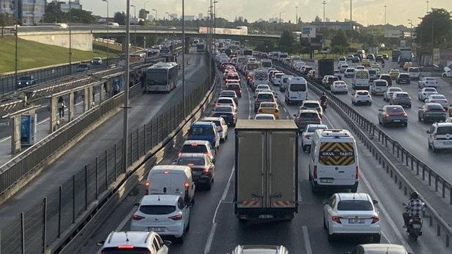 Okulların ikinci gününde trafik yoğunluğu arttı: Gelişmeler Takip Ediliyor
