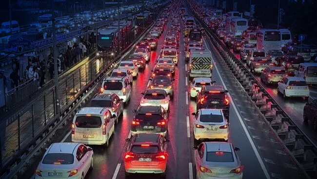 Ayrıntılar Netleşti: İstanbul'da yağmur trafiği kilitledi: Yoğunluk yüzde 83'e çıktı