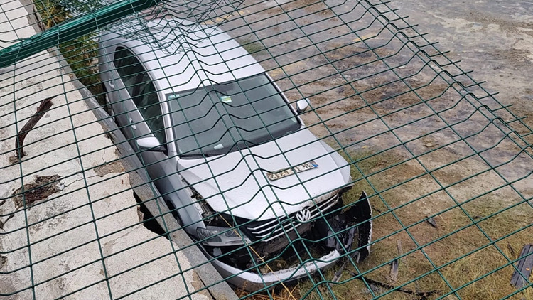 Son Gelişme: Hastane otoparkında korkutan kaza: Tel çitleri aşarak 3 metre aşağı gerileme kaydetti - Son Dakik