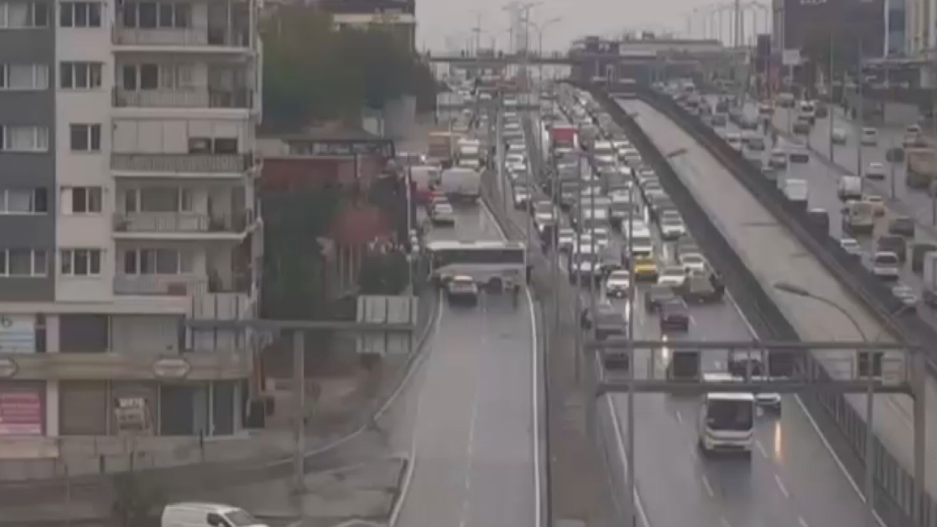 Avcılar D-100 Karayolu'nda servis midibüsü kaza yaptı