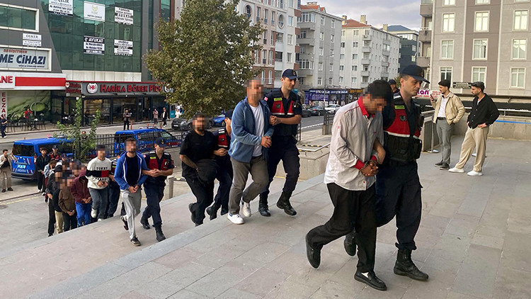 Gündemden Son Bilgiler: 2,3 milyar liralık yasa dışı bahis vurgununa jandarma darbesi: 14 şüpheli adliyede | İ