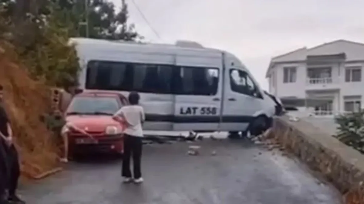 Gündemden Son Bilgiler: Sarıyer’de okul servisi duvara çarptı: 1 yaralı: Gelişmeler Takip Ediliyor