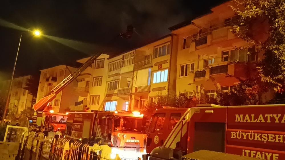 Kritik Açıklama: Malatya’da 4 katlı binanın çatısında yangın - Son Dakika Bilgileri