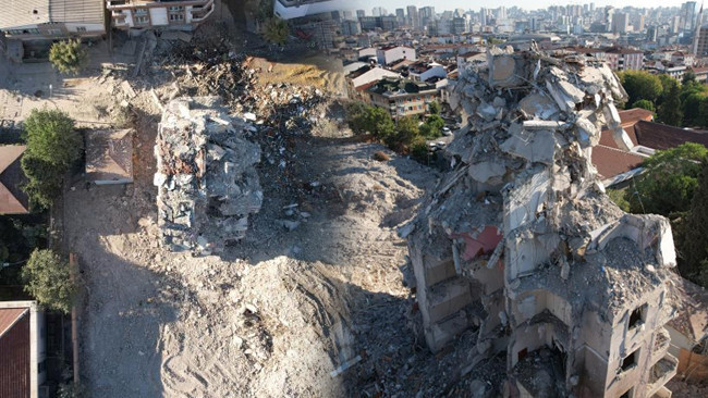 Ayrıntılar Netleşti: Yıkımı yapılan 6 katlı bina kendiliğinden çöktü: 2 kişinin yaralandığı olayda cadde trafi