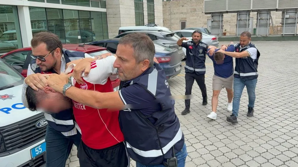 Sıcak Gündem: 15 yıl hapisle aranıyordu... Samsun'da saklandığı yerde kıskıvrak yakalandı! Çok sayıda silah el