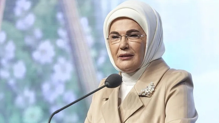 Gündemden Son Bilgiler: New York'ta diplomasi trafiği: Emine Erdoğan'dan kritik zirveler: Gelişmeler Takip Edi