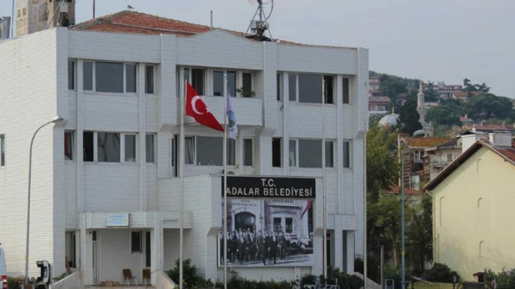 Gündemden Son Bilgiler: CHP'li meclis üyeleri katılmadı! Adalar Belediye Başkan Vekili seçimi ertelendi ve Mer