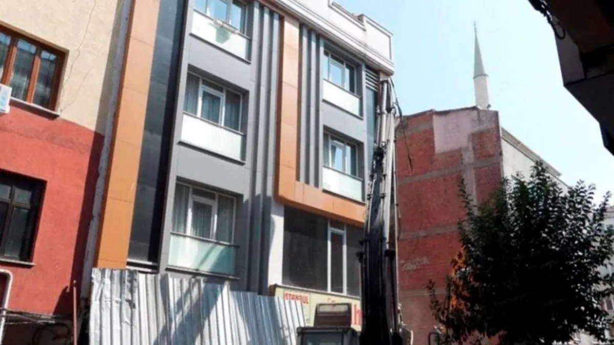 Kritik Açıklama: Zeytinburnu'nda inşaat çalışmasında yan binadaki dairenin dün yatak odası, bugün banyo duvarı
